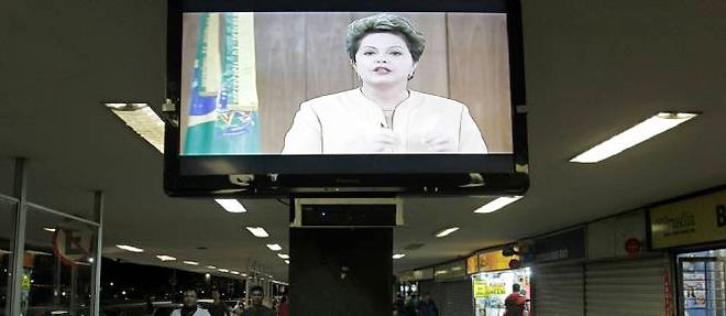 Dilma Rousseff s'est adressee aux Bresiliens a la television vendredi soir.