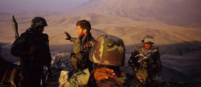 Photo de soldats francais en Afghanistan, tiree du livre "D'ombre et de poussiere", de Thomas Goisque et Sylvain Tesson.