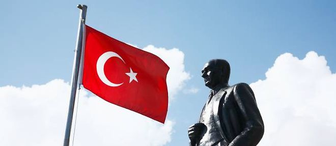 Le drapeau turc et la statue d'Ataturk, fondateur de la Turquie moderne.
