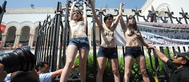 Trois militantes Femen europeennes ont ete arretees a Tunis fin mai, lors de leur premiere action seins nus dans le monde arabe pour reclamer la liberation d'une militante tunisienne et denoncer la condition de la femme dans le pays.