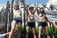 Trois militantes Femen européennes ont été arrêtées à Tunis fin mai, lors de leur première action seins nus dans le monde arabe pour réclamer la libération d'une militante tunisienne et dénoncer la condition de la femme dans le pays.