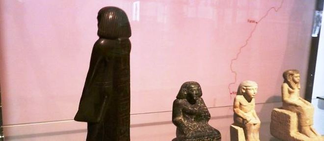 La statuette egyptienne de Neb-Senu tourne le dos aux visiteurs du musee de Manchester.