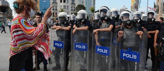 Les manifestants font face a la police place Taksim a Istanbul.