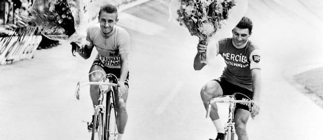 Jacques Anquetil et Raymond Poulidor effectuent un tour d'honneur au Parc des princes apres la derniere etape en 1964.