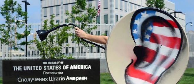 Un manifestant soutient Edward Snowden, devant l'ambassade americaine, a Kiev, le 27 juin.