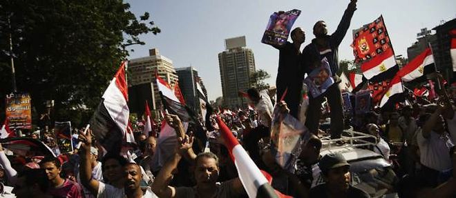 Les corteges, d'une ampleur sans precedent depuis la revolte qui fit chuter Hosni Moubarak debut 2011, ont defile en scandant "degage" et "le peuple veut la chute du regime".