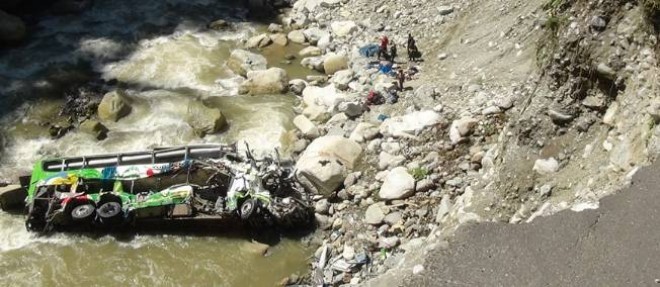 Le 19 juin dernier, un bus a fait une chute de 50 metres dans la riviere Tarma, au nord-est de Lima, au Perou, faisant plus de 30 victimes.