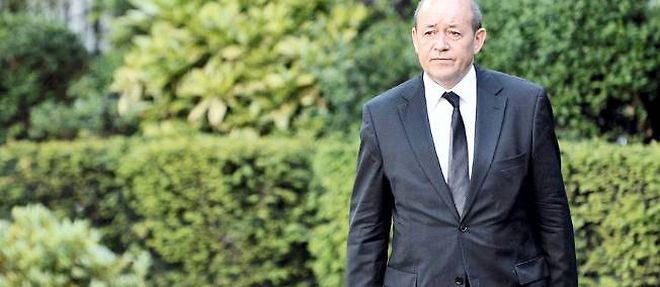 Le ministre Jean-Yves Le Drian confronte a la douloureuse equation budgetaire.