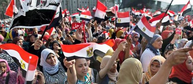 Le president egyptien est confronte a une double menace : l'armee et les manifestants.