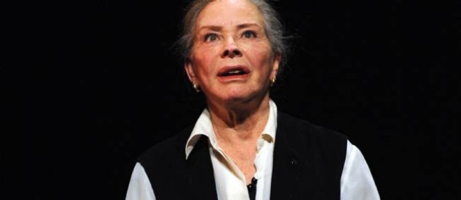 Genevieve Page rendait hommage a Gerard Philipe au theatre de Chaillot pour le cinquantieme anniversaire de sa mort, en 2010.