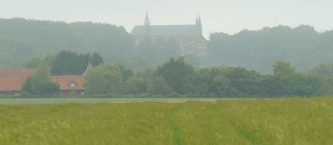 Tot le matin, les contours de l'abbaye du mont des Cats dans les Flandres se dessinent dans la brume.