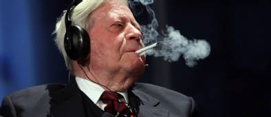 Helmut Schmidt fait sa provision de cigarettes