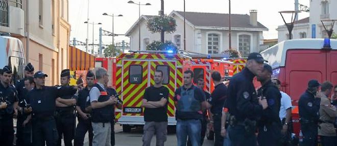 Des ambulances devant la gare de Bretigny, le 12 juillet 2013.