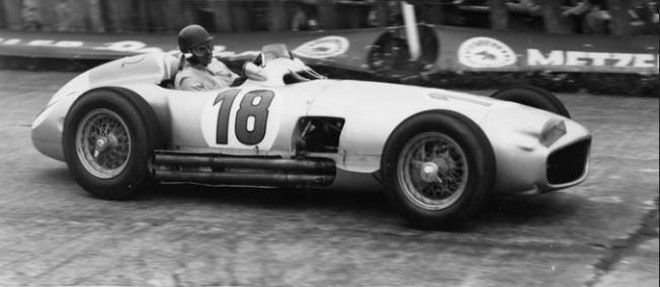 La Formule 1 Mercedes W196R que Fangio conduisait en 1954 devient, a 22,7 millions d'euros, la voiture la plus chere jamais vendue lors d'une adjudication.
