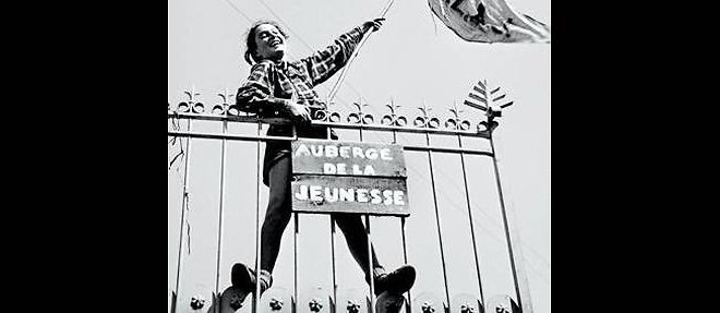Lucienne Joudachkine sur la grille de l'auberge de jeunesse de Villeneuve-sur-Auvers.