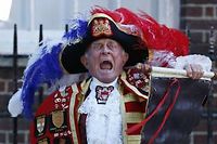 Un crieur public en habit rouge et or a propagé la nouvelle, d'une voix de stentor, dans la cour d'apparat de Buckingham Palace. ©SIPA