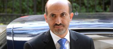&Agrave; Paris, le chef de l'opposition syrienne r&eacute;clame plus de soutien