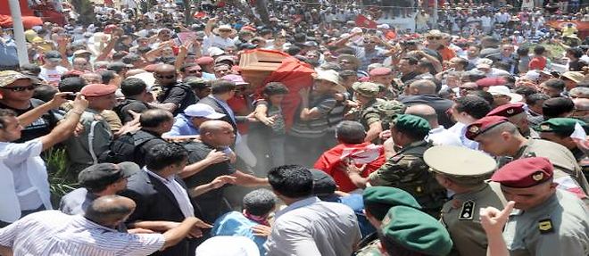 Une foule de manifestants a accompagne, samedi, le cercueil de l'opposant Mohamed Brahmi.