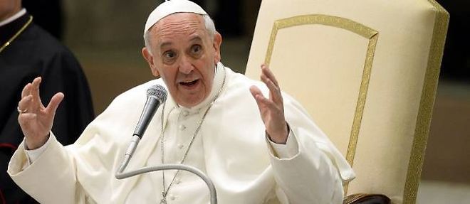 Le pape Francois a condamne le lobby gay au Vatican, mais a affirme qu'il ne lui revenait pas de "juger" les homosexuels.