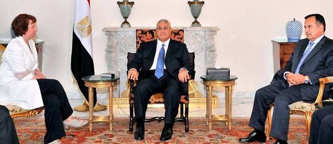 Catherine Ashton en visite au Caire avec le president interimaire egyptien Adly Mansour et son ministre des Affaires etrangeres.