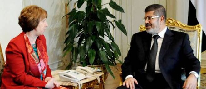 Rencontre entre Catherine Ashton (a gauche), la chef de la diplomatie europeenne, et l'ancien president egyptien, Mohamed Morsi, en juin. (Image d'illustration)