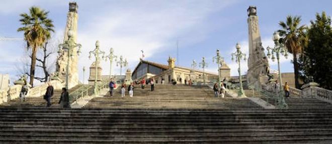 Les escaliers menant a la gare Saint-Charles, a Marseille, dans le quartier ou un etudiant a ete poignarde vendredi (image d'illustration).

