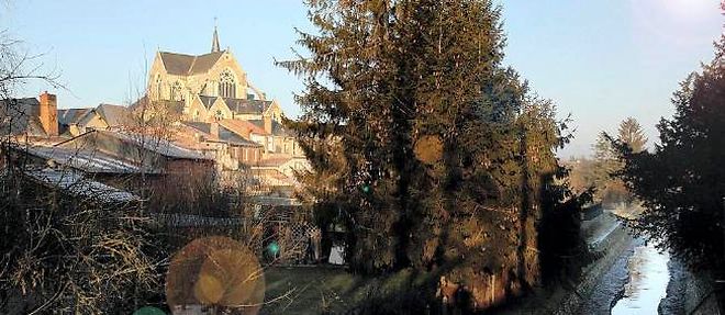 Le clocher de l'eglise Saint-Pierre dominait Geste (Maine-et-Loire). Elle a ete detruite suite a une decision du conseil municipal.