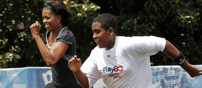 Michelle Obama n'hesite pas a donner de sa personne lors des operations de la campagne anti-surpoids Let's Move. L'album pour lequel la First Lady prete sa voix en fait partie.