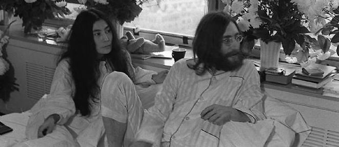 Yoko Ono et John Lennon lors du "bed-in" de Montreal, en 1969.
