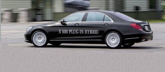 La Mercedes S 500 Plug-in hybrid dispose d'une autonomie 100 % electrique de 30 km qui lui permet de revendiquer une consommation officielle de seulement 3 litres aux 100 km.
