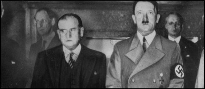 Edouard Daladier (a gauche) aux cotes d'Adolf Hitler (a droite) lors des accords de Munich.