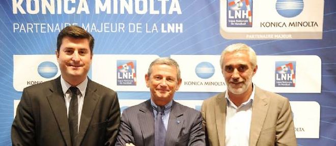 Florent Marty (directeur de la strategie de l'agence sportive qui a conclu le partenariat), Daniel Mathieu (le directeur marketing de Konica Minolta) et Philippe Bernat-Salles (president de la LNH).