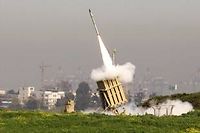 Photo d'illustration. Un missile israélien est lancé depuis l'Iron Dome pour intercepter une roquette palestinienne, dans la ville israélienne d'Ashdod, le 11 mars 2012. ©JACK GUEZ