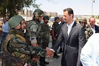 Photo d'illustration - Bachar al-Assad serre la main d'un soldat syrien le 1er août 2013.