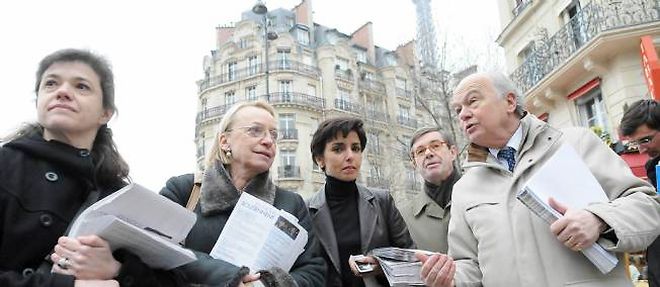 Rachida Dati lors des campagnes municipales de 2008 dans le 7e arrondissement. A sa droite, Martine Namy-Caulier, a gauche (en retrait), Michel Dumont, tous deux opposes a elle aujourd'hui.