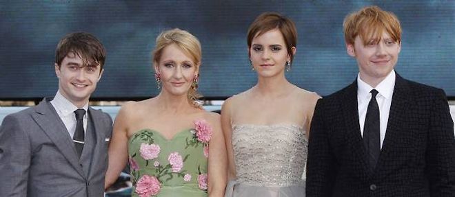 J.K. Rowling entouree des acteurs de "Harry Potter",lors de l'avant-premiere anglaise du dernier film, le 7 juillet 2011.