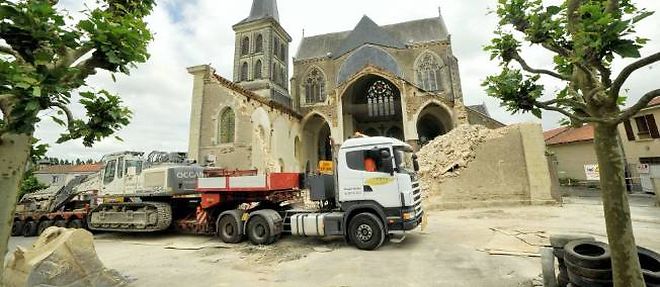 L'eglise Saint-Pierre de Geste, en cours de demolition, le 20 juin 2013.