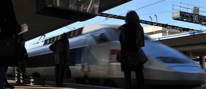 Un TGV La Rochelle-Paris a ete immobilise toute une nuit en gare de Tours, en raison des travaux de la ligne LGV.