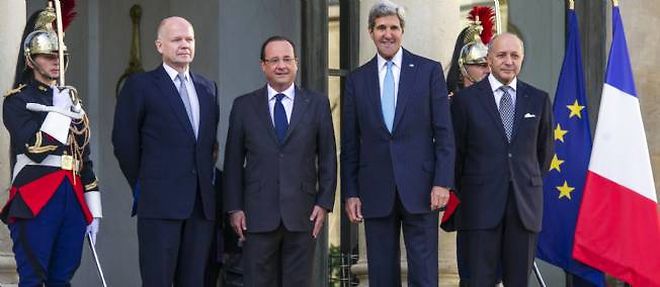 Francois Hollande a accueilli lundi matin a l'Elysee le secretaire d'Etat americain John Kerry (a droite) et le ministre britannique des Affaires etrangeres William Hague (a gauche).