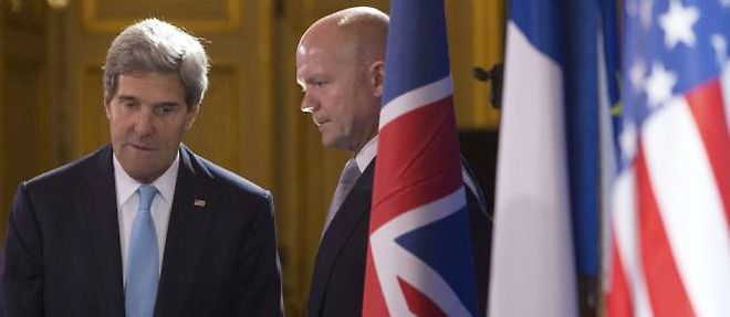 John Kerry, chef de la diplomatie americaine (a gauche), et son homologue britannique William Hague.