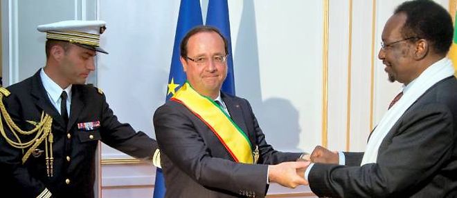 Francois Hollande est decore de l'Ordre national du Mali le 15 juillet, a l'ambassade du Mali a Paris.