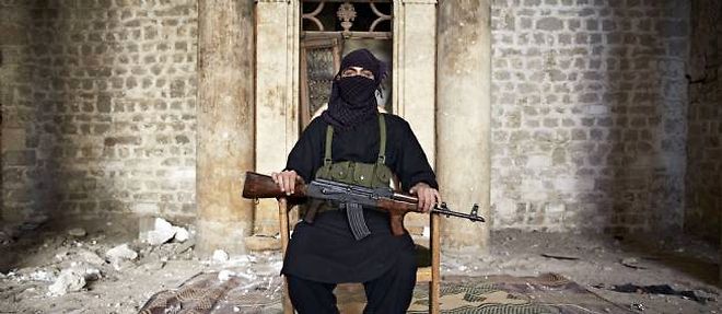 Un combattant islamiste devant une mosquee a Alep (photo d'illustration).