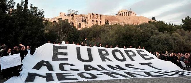 Des manifestants antifascistes deploient une banderole au pied de l'Acropole, a Athenes, en 2012.
