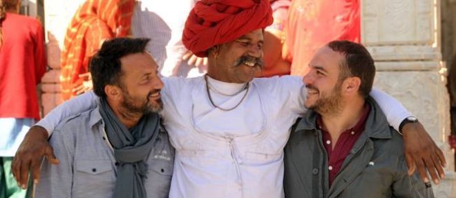 Frederic Lopez et Francois-Xavier Demaison chez les Raika, en Inde.