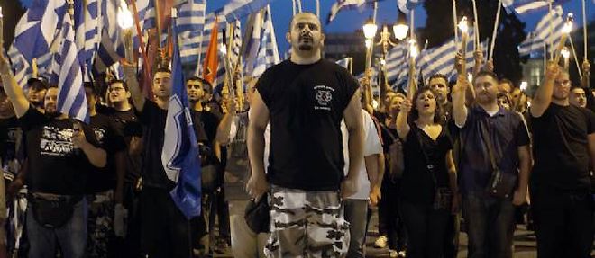 Des militants d'Aube doree devant le Parlement grec le 29 mai 2013.