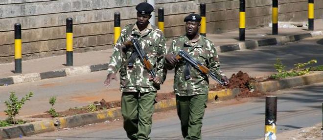 Des membres des forces de securite kenyanes aux abords du Westgate de Nairobi, samedi 28 septembre 2013.