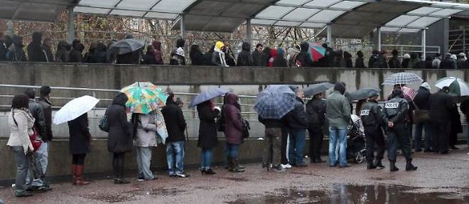 Des sans-papiers faisant la queue devant la prefecture de Bobigny pour reclamer leur regularisation.