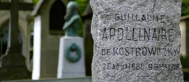 La tombe de Guillaume Apollinaire, au cimetiere du Pere-Lachaise a Paris.
