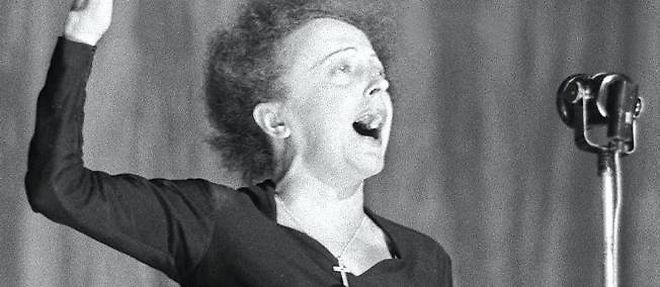 Edith Piaf sur la scene de l'Olympia, en 1960.