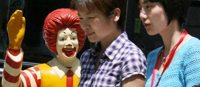 Deux Chinoises passent devant un McDonald's a Shanghai.